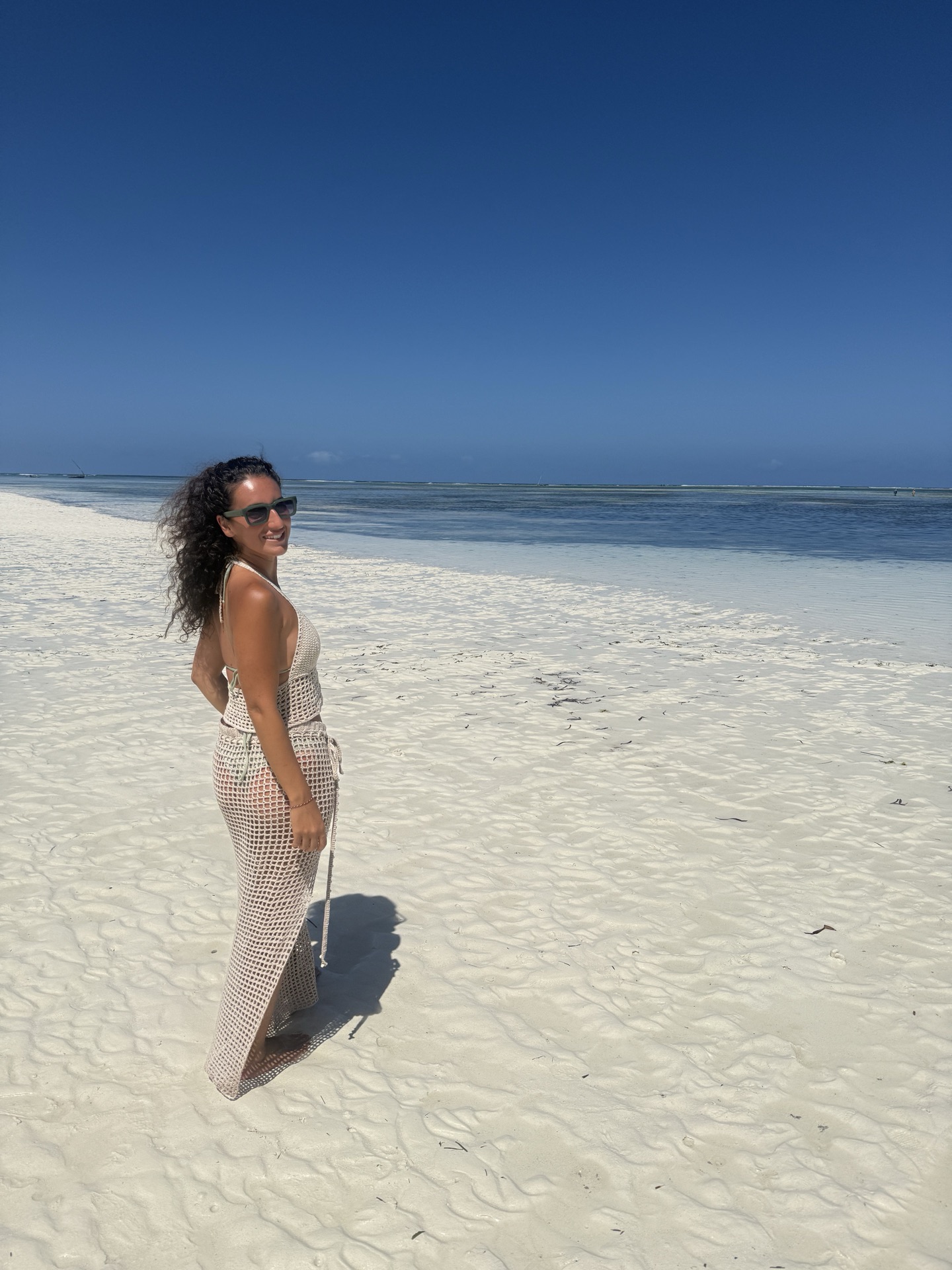Fatma sulla spiaggia bianca di Zanzibar, in cover crochet