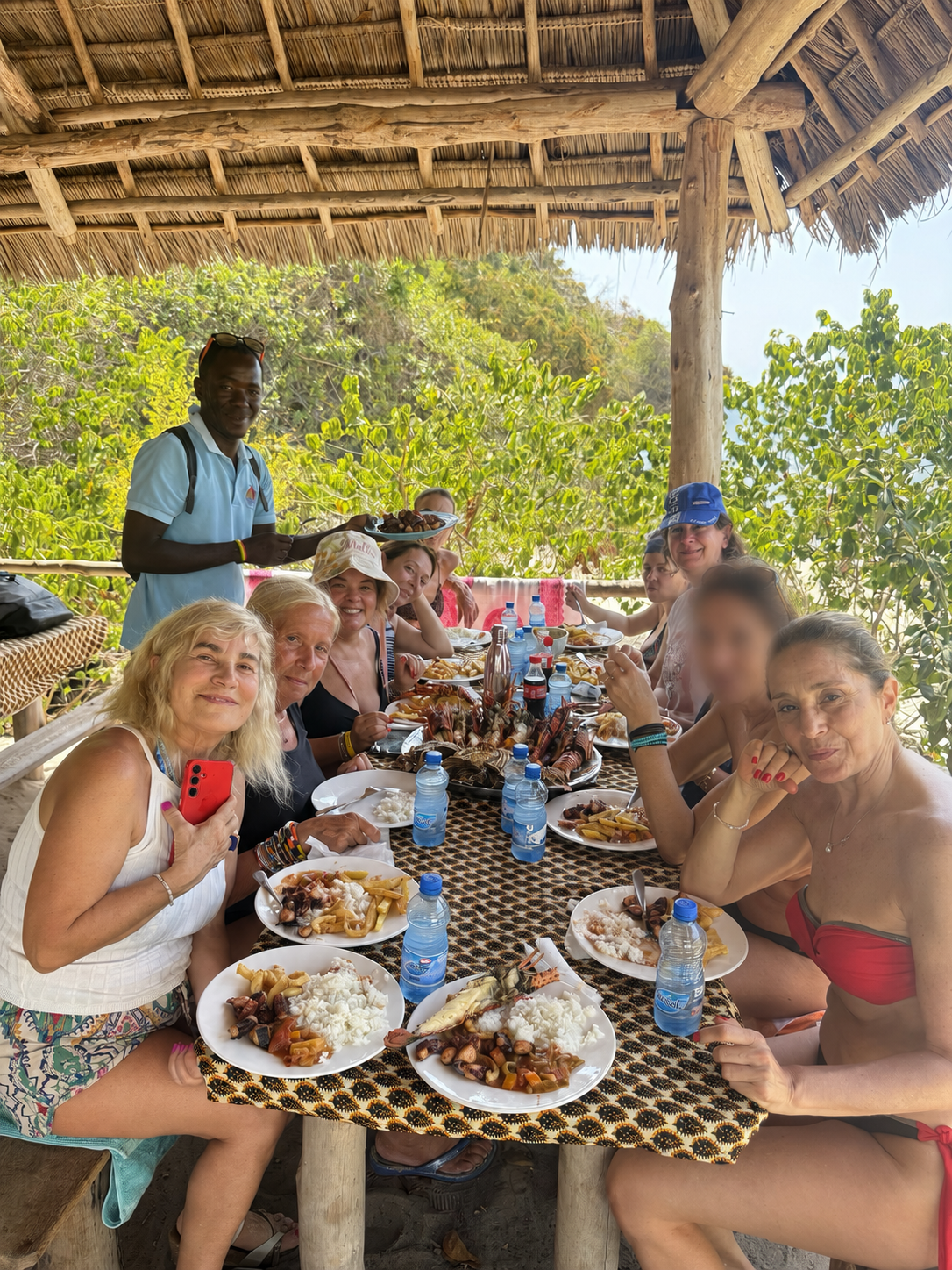 Il gruppo di Fatma a pranzo con aragoste e riso in una capanna del villaggio
