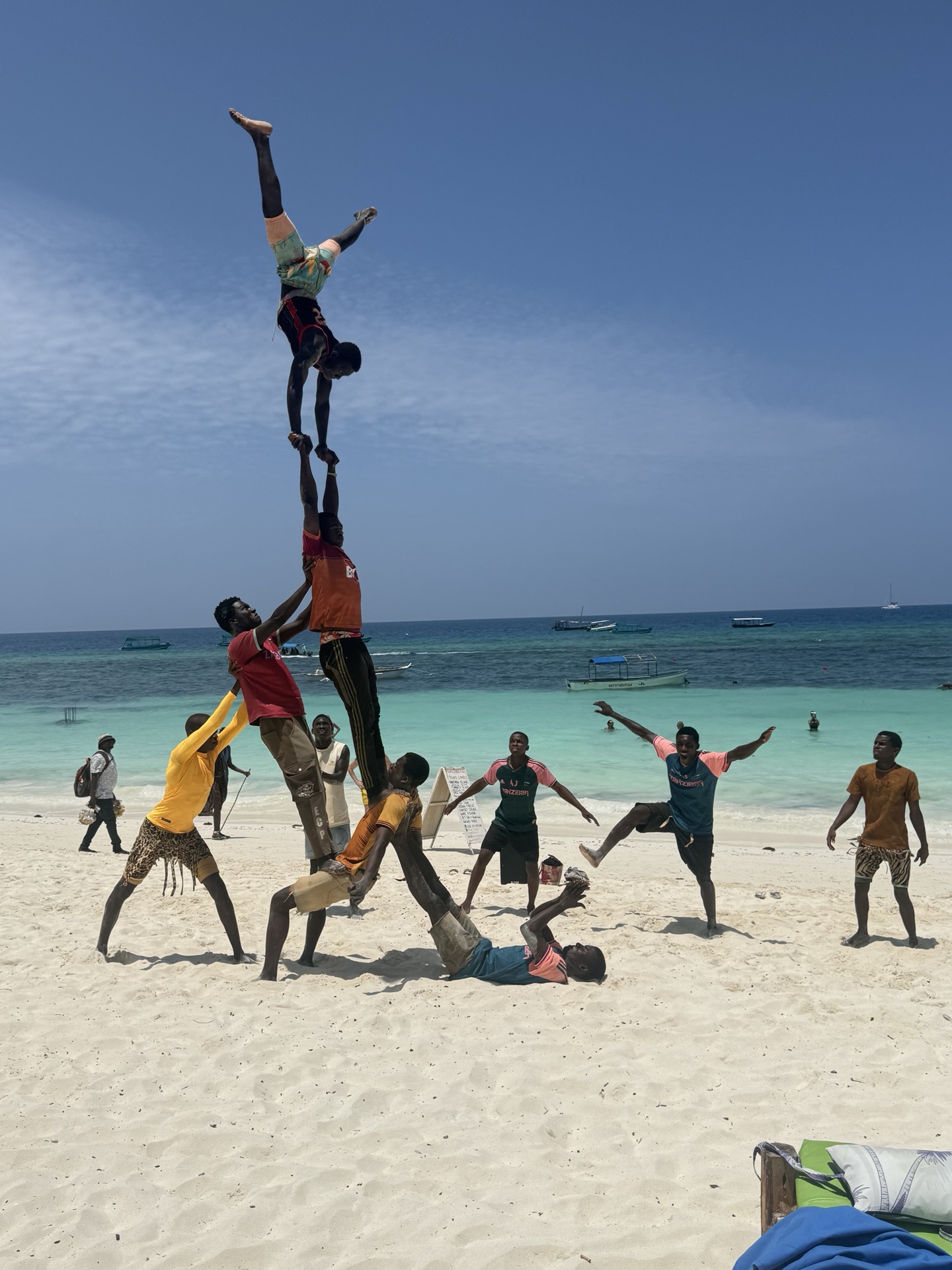 Pescatori sulla spiaggia di Zanzibar al ritorno dalla pesca