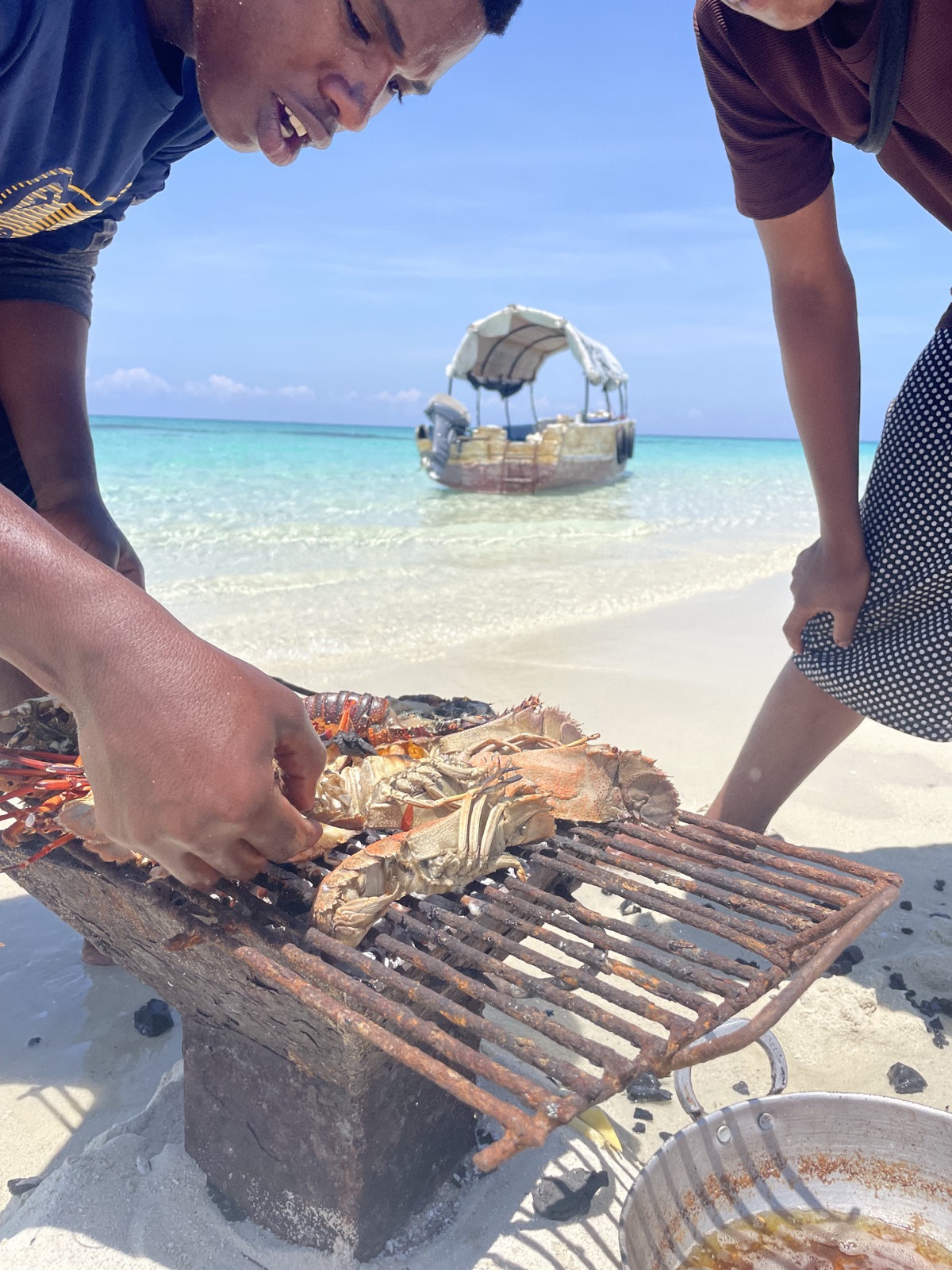 Pranzo di pesce in riva all'oceano: aragoste alla brace