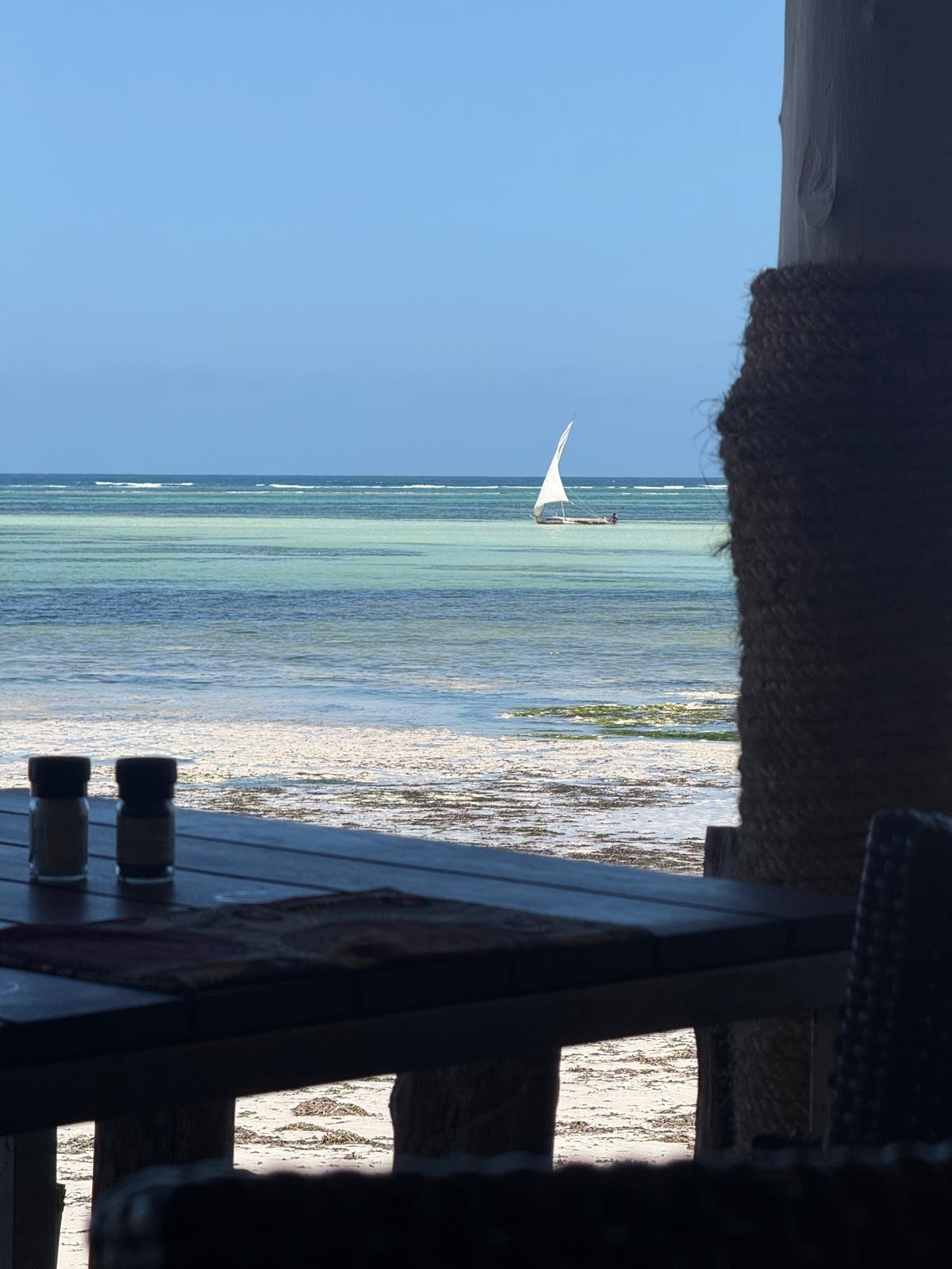 L'oceano di Zanzibar visto da un ristorante sulla spiaggia