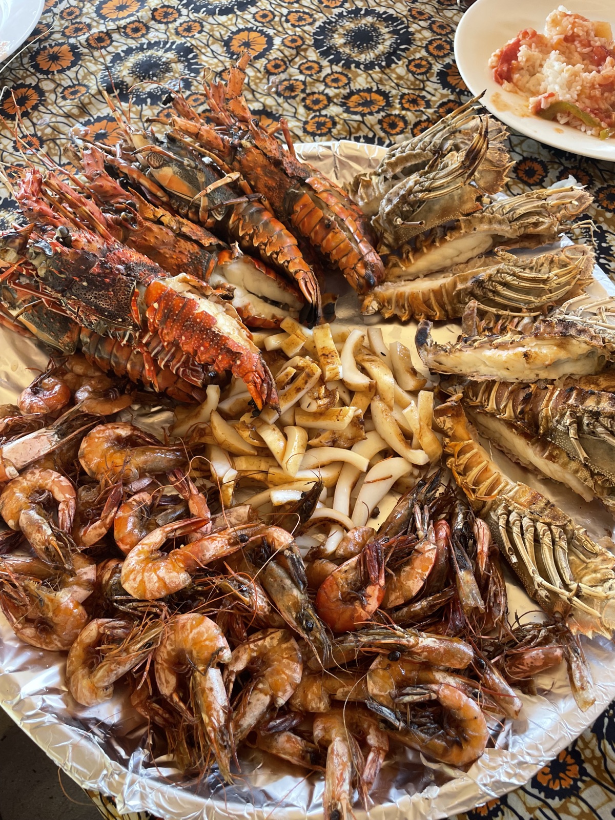 Piatto di pesce locale con aragoste, gamberi e calamari