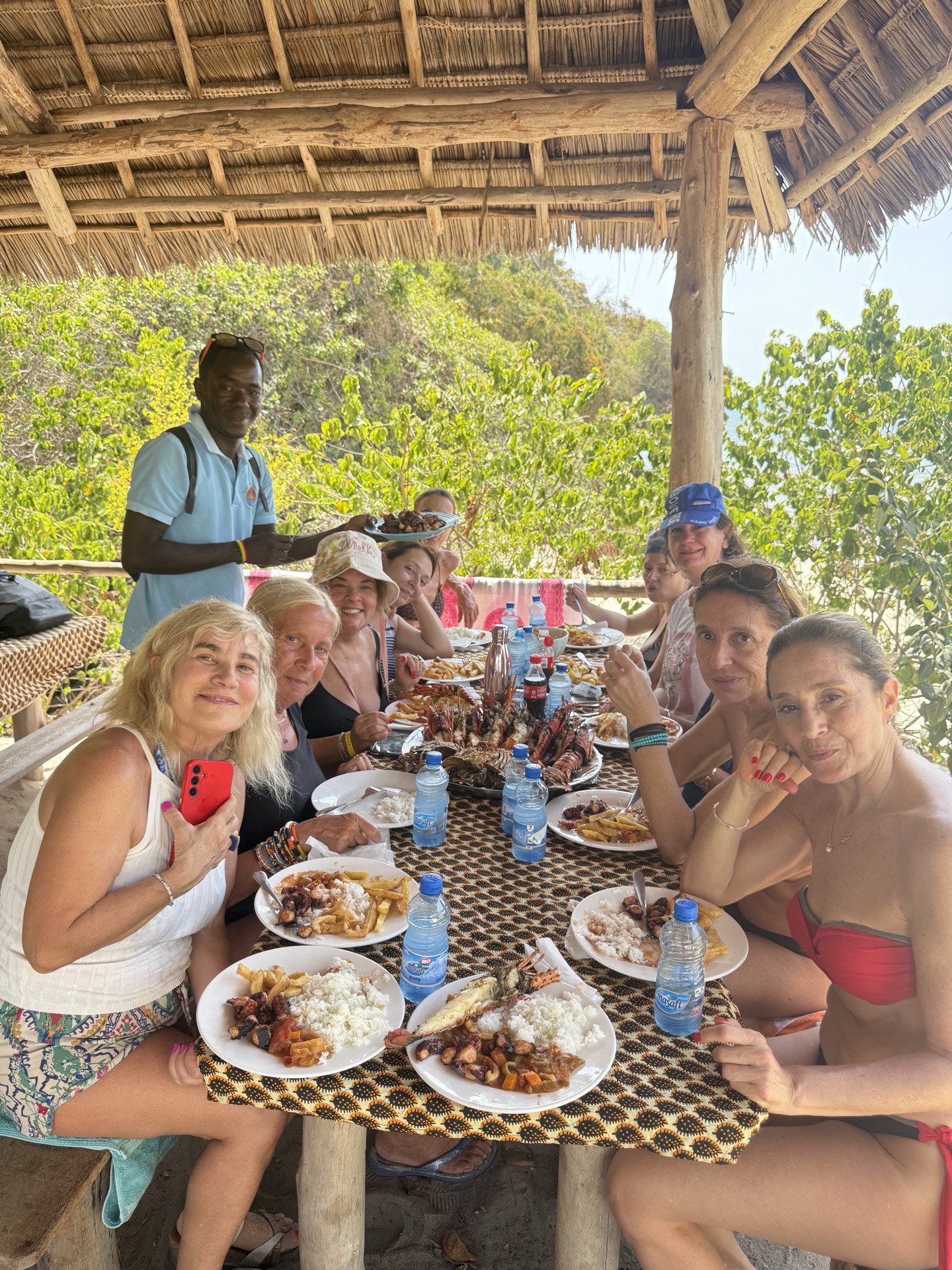 Il gruppo di Fatma a pranzo con aragoste e riso in una capanna del villaggio