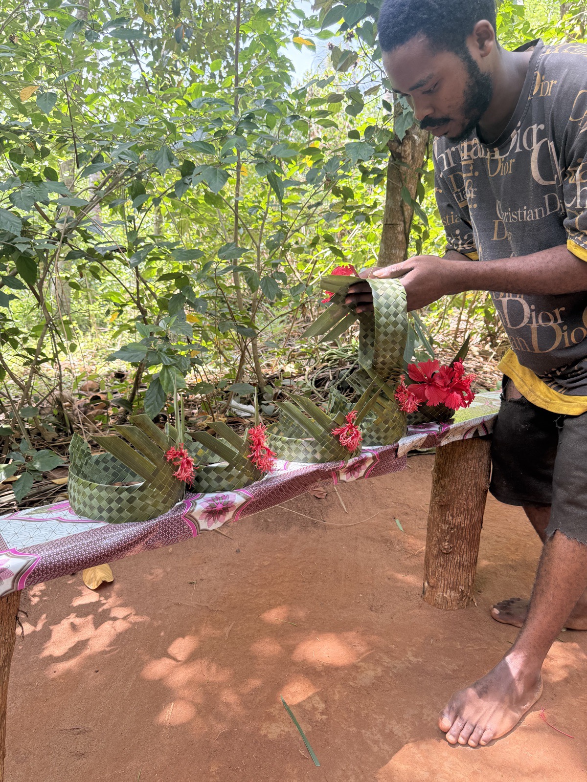 Momenti autentici del viaggio: cestini intrecciati con fiori di ibisco